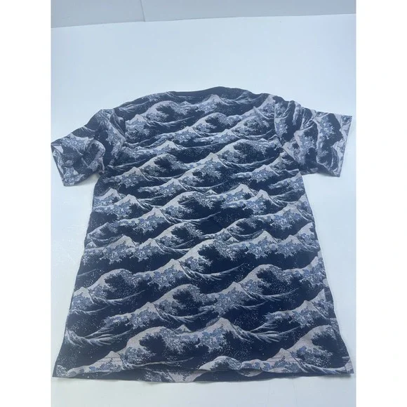 UNIQLO Mens Tshirt Blue M Hokusai Blue Great Wave Off Kanagawa - Picture 5 of 5